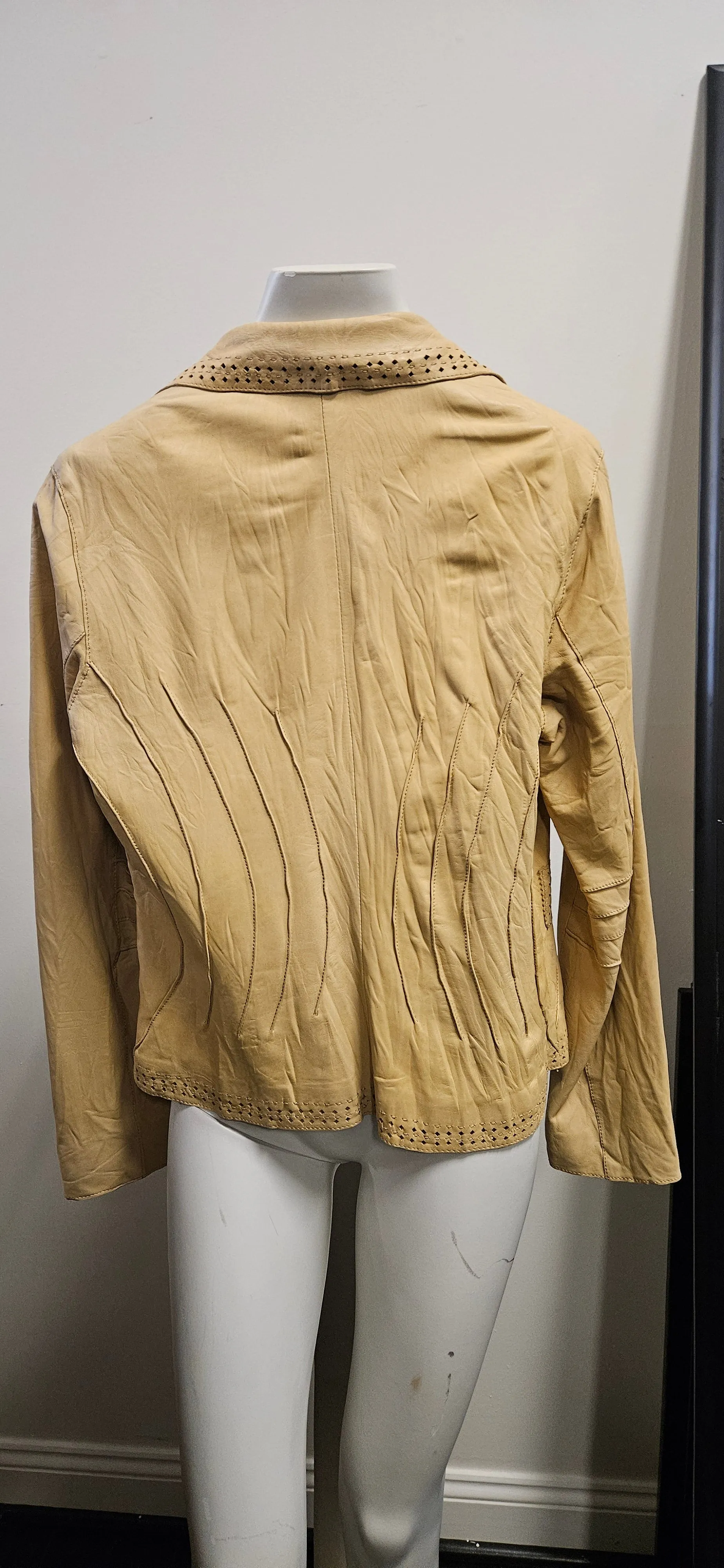 Button front leather jacket, front pockets, semi-fitted
